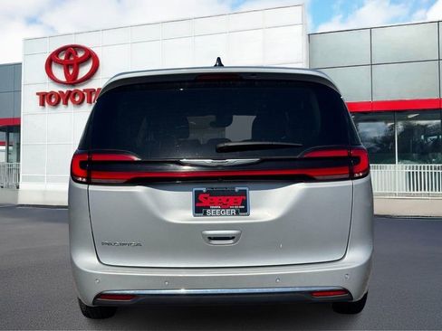 Used 2024 Chrysler Pacifica Touring-L FWD image 6