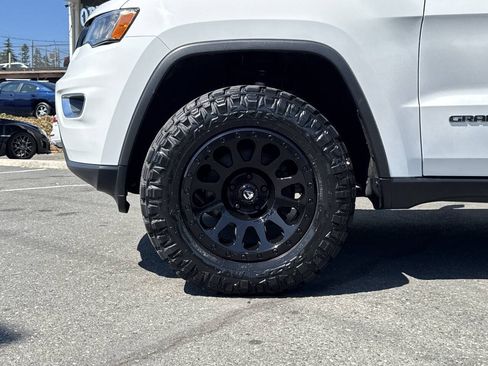 Used 2019 Jeep Grand Cherokee Laredo AWD/4WD image 2
