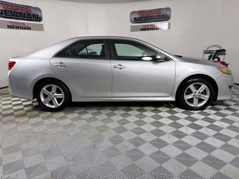 Used 2014 Toyota Camry SE image 2