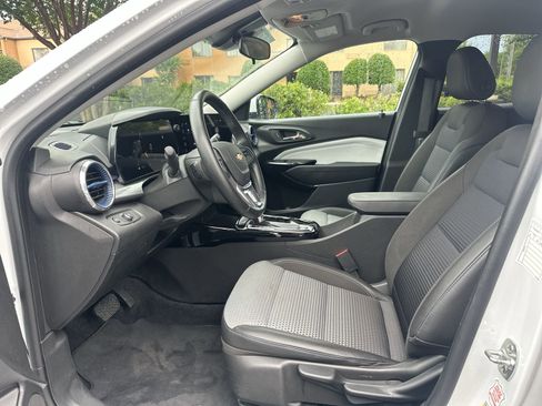 Used 2025 Chevrolet Trax LT w/ LT Convenience Package FWD image 16