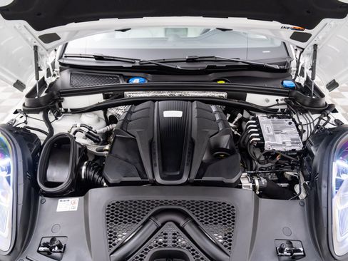 Certified 2024 Porsche Macan GTS image 30