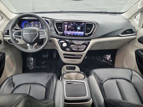 Used 2023 Chrysler Pacifica Touring-L FWD image 13