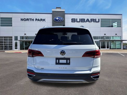 Used 2024 Volkswagen Taos SE image 4