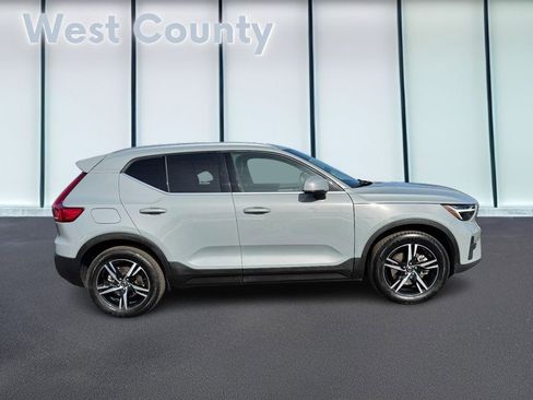 Certified 2025 Volvo XC40 B5 Core image 2