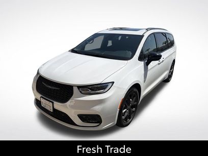 Used 2024 Chrysler Pacifica Limited w/ Uconnect Theater Family Group
