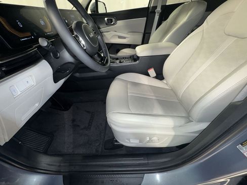 Certified 2025 Kia Sorento S image 18