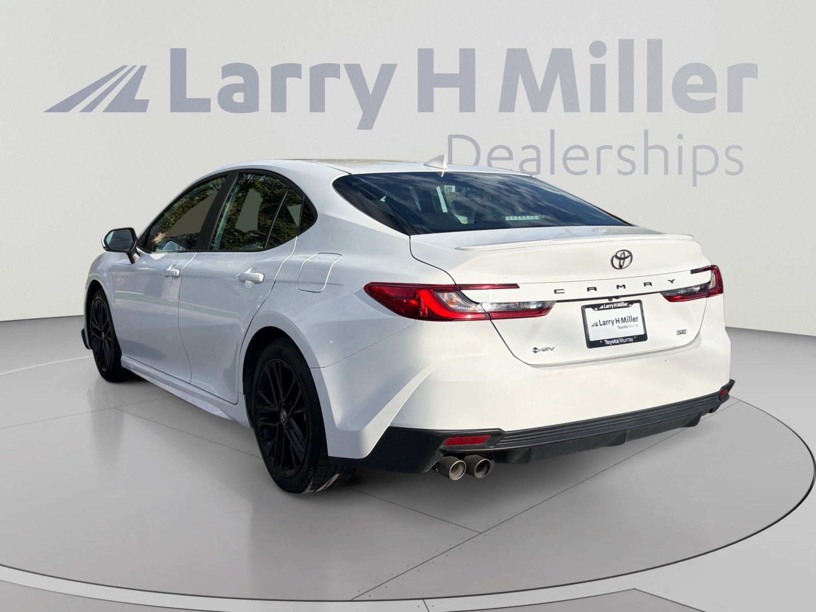 Used 2025 Toyota Camry SE FWD image 3