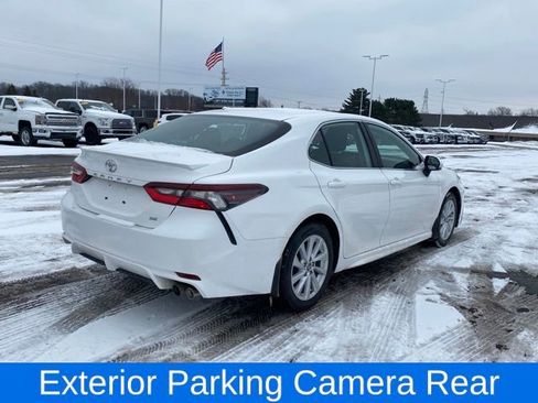 Used 2023 Toyota Camry SE image 3
