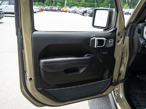 Used 2025 Jeep Gladiator Sport AWD/4WD image 16