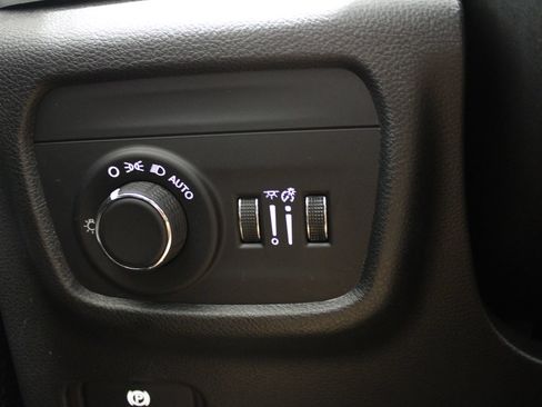 Used 2023 Jeep Grand Cherokee Laredo AWD/4WD image 39