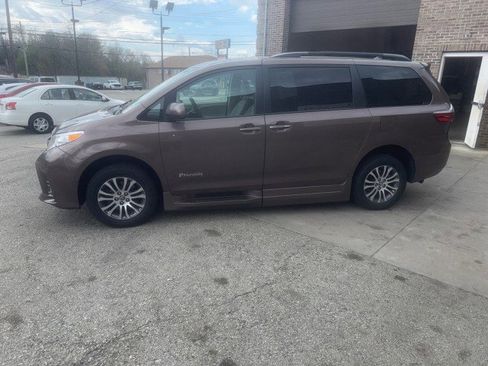 Used 2020 Toyota Sienna XLE w/ XLE Navigation Package image 3