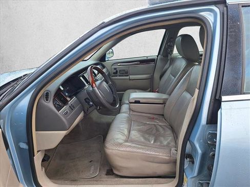 Used 2011 Lincoln Town Car Signature Limited image 10