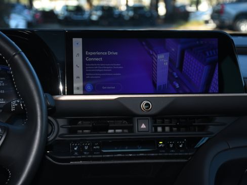 Used 2025 Toyota Crown Limited image 18