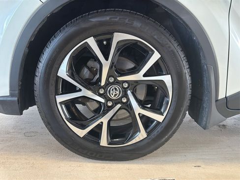 Used 2021 Toyota C-HR XLE FWD image 13