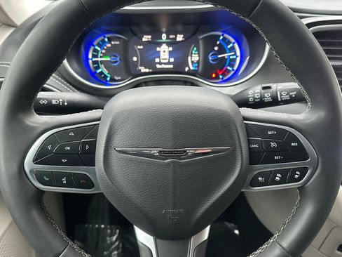 Used 2024 Chrysler Pacifica Select image 27