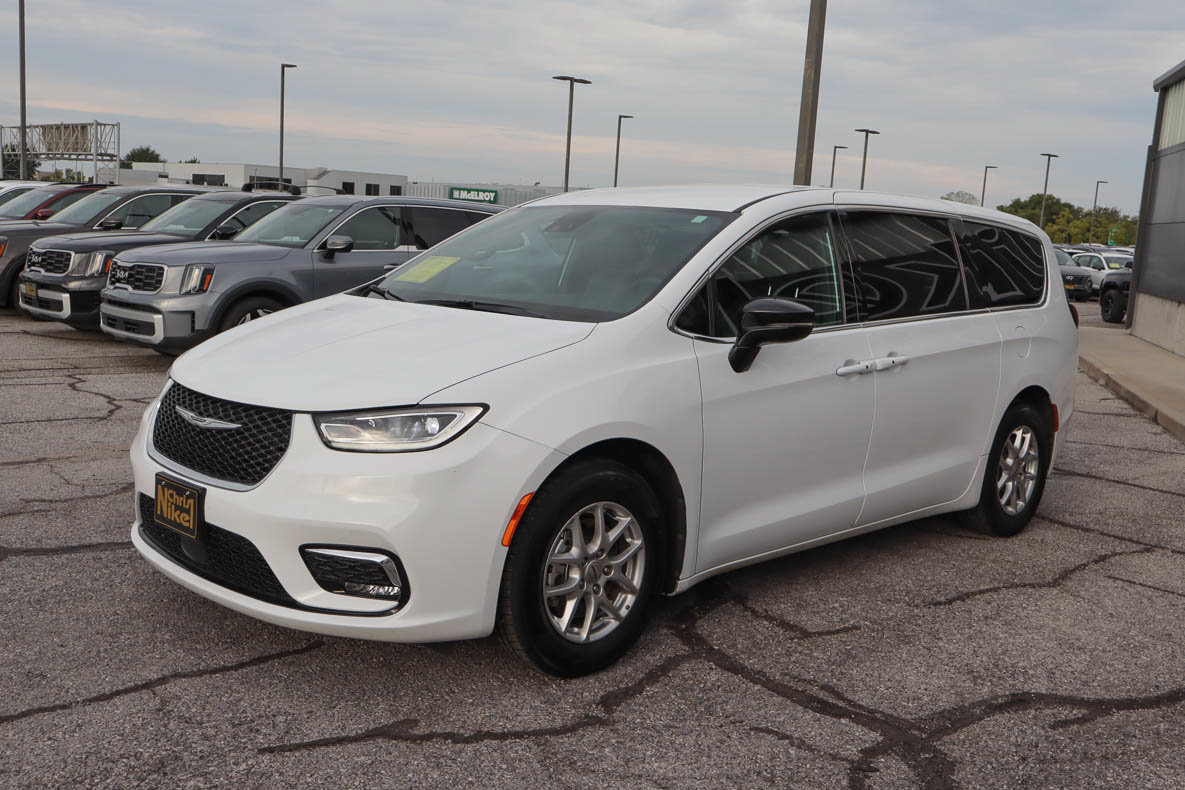 Used 2025 Chrysler Pacifica Select FWD image 3