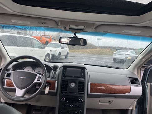 Used 2008 Chrysler Town & Country Touring image 21