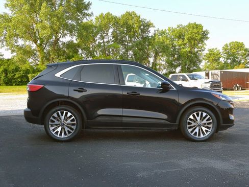 Used 2022 Ford Escape Titanium image 3