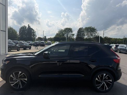 Used 2021 Volvo XC40 T5 R-Design w/ Climate Package AWD/4WD image 4