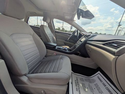 Used 2019 Ford Fusion SE FWD image 36