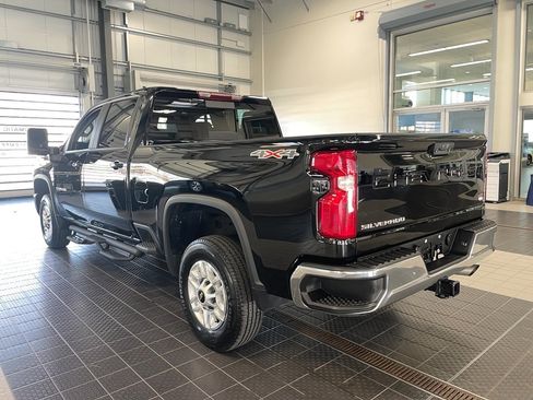 Used 2024 Chevrolet Silverado 2500 LT w/ Convenience Package image 21