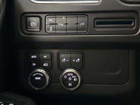 Used 2021 GMC Yukon SLT w/ SLT Luxury Package image 18