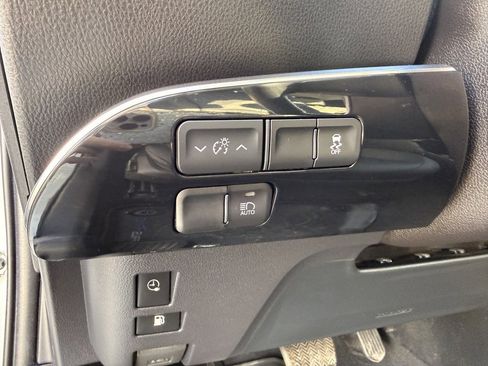 Used 2018 Toyota Prius Prime Premium image 26