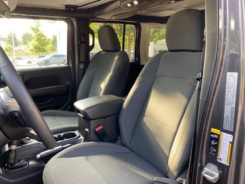 Used 2025 Jeep Wrangler Unlimited Sahara AWD/4WD image 19