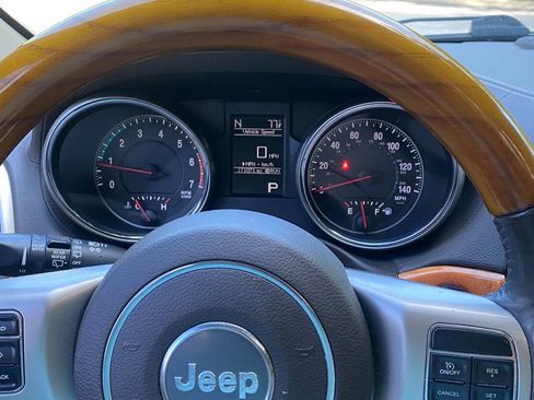 Used 2013 Jeep Grand Cherokee Overland AWD/4WD image 21