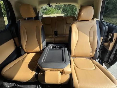 Used 2024 Kia Carnival EX image 33