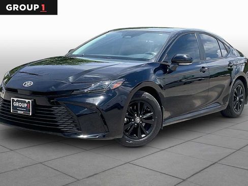 Used 2025 Toyota Camry LE w/ Convenience Package FWD image 1