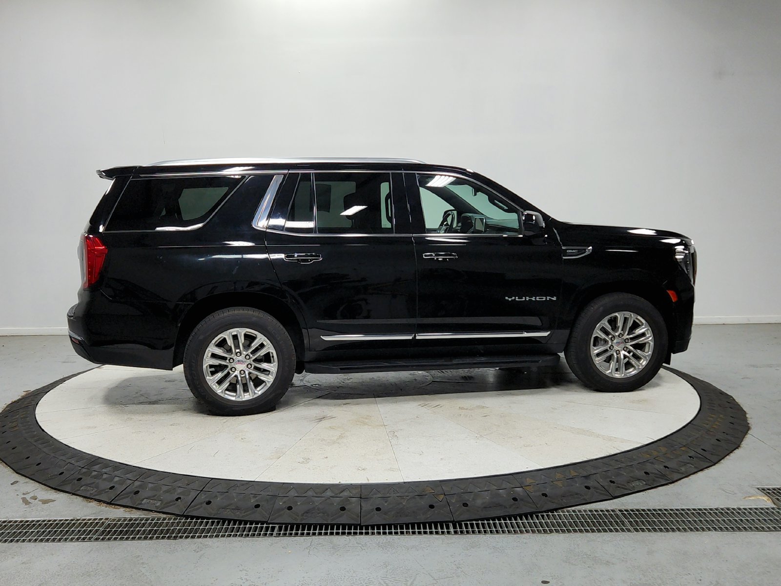 Used 2023 GMC Yukon SLT RWD image 9