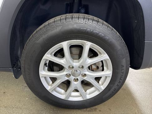 Used 2018 Jeep Cherokee Latitude Plus w/ Cold Weather Group AWD/4WD image 5