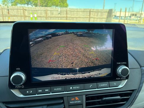 Used 2025 Nissan Altima 2.5 SV FWD image 18