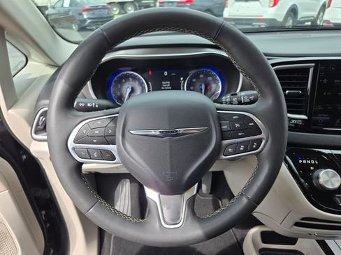 Used 2022 Chrysler Pacifica Touring-L FWD image 35