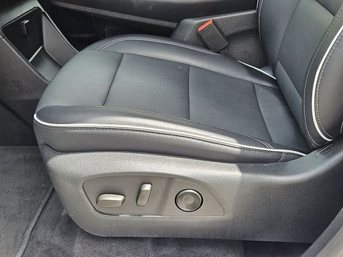 Used 2025 Buick Enclave Preferred AWD/4WD image 18