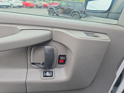 Used 2015 Chevrolet Express 2500 RWD image 18