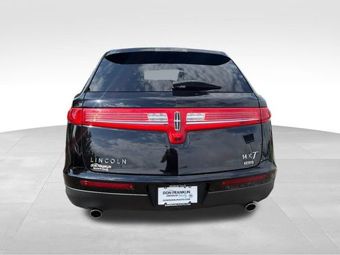 Used 2018 Lincoln MKT AWD image 4