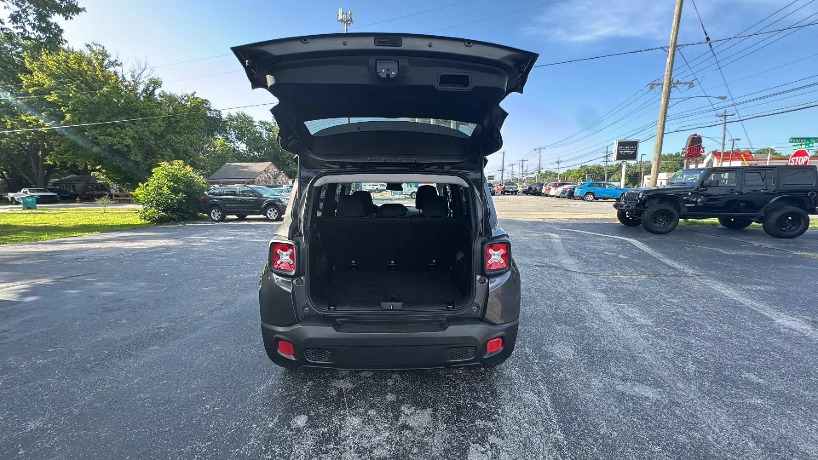 Used 2017 Jeep Renegade Latitude FWD image 19