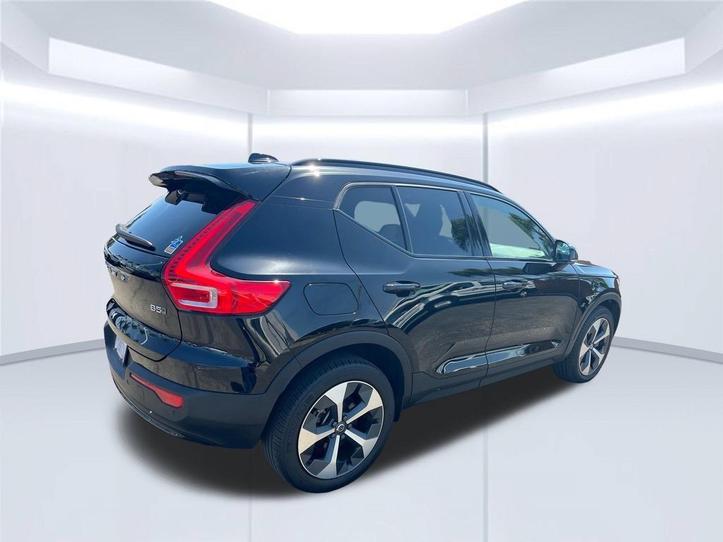 Used 2023 Volvo XC40 B5 Plus w/ Driver Assist Package AWD/4WD image 5