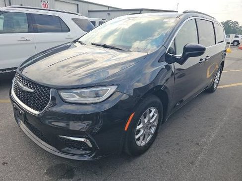 Used 2022 Chrysler Pacifica Touring-L FWD image 3