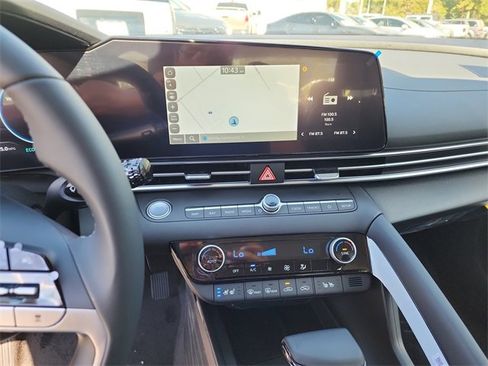 New 2025 Hyundai Elantra Limited image 17