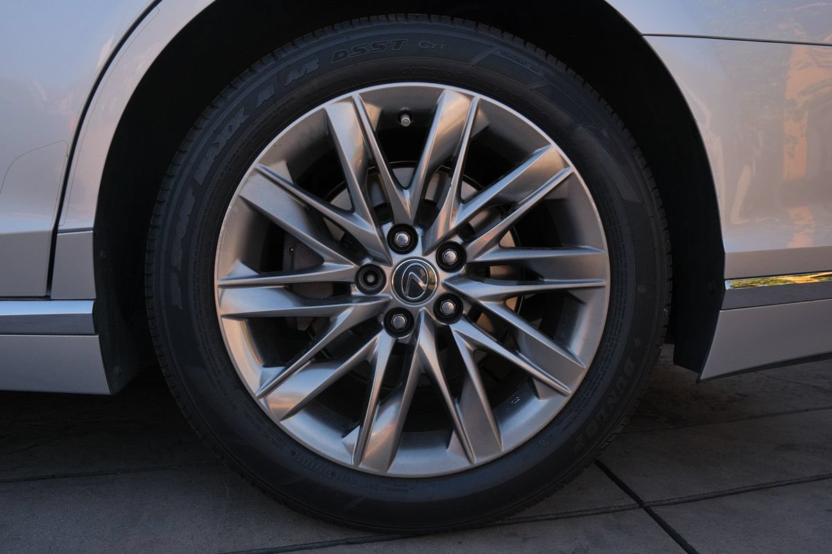 Used 2018 Lexus LS 500 w/ Accessory Package (Z2) RWD image 32