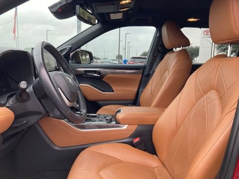 Used 2024 Toyota Highlander Platinum image 10