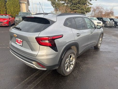 Used 2024 Chevrolet Trax LT w/ LT Convenience Package image 8