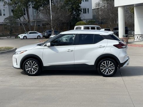 Used 2023 Nissan Kicks SV image 3