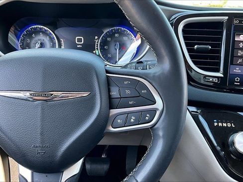Used 2023 Chrysler Pacifica Touring-L FWD image 11
