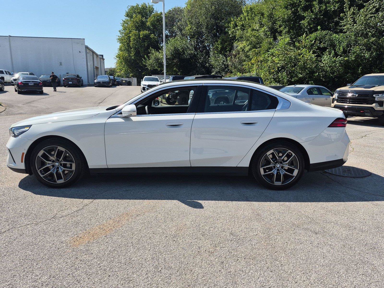Used 2026 BMW 530i RWD image 2