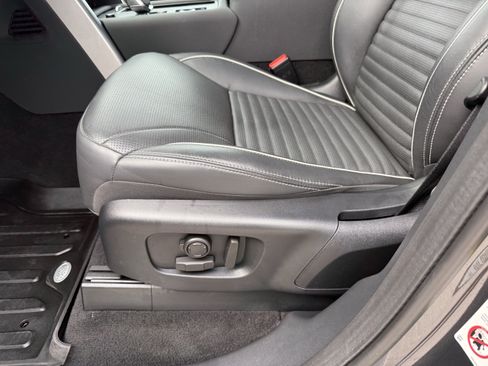 Used 2024 Land Rover Discovery Dynamic SE image 30