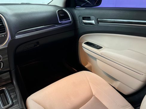 Used 2018 Chrysler 300 Touring w/ Sport Appearance Package RWD image 10